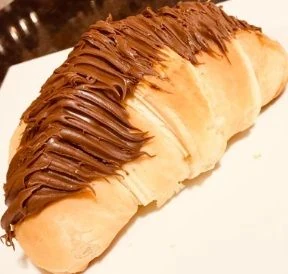 Doce recheado com cobertura de chocolate