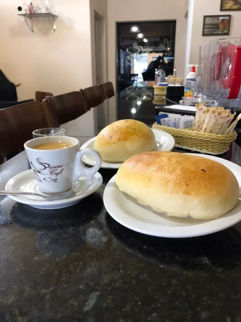 Paes servidos com cafe na cafeteria