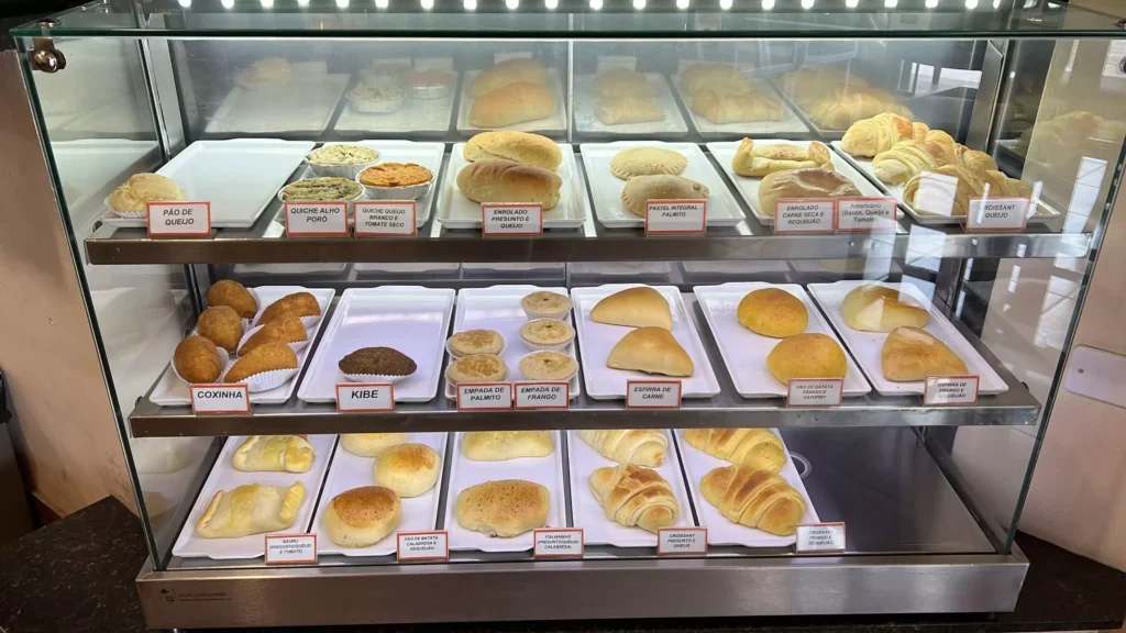 Vitrine com salgados e paes do Divino Cafe